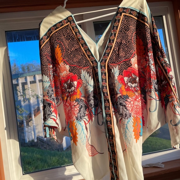 Beautiful blouse with such a unique pattern you are sure to stand out. - Picture 5 of 5